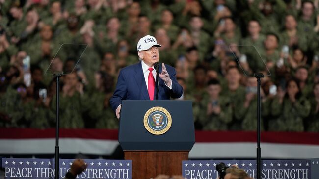Президент США Дональд Трамп во вермя выступления перед военнослужащими на авианосце USS George Washington на американской базе ВМС в Японии Президент США Дональд Трамп во вермя выступления перед военнослужащими на авианосце USS George Washington на американской базе ВМС в Японии