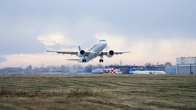 Второй импортозамещенный образец российского среднемагистрального самолета МС-21 взлетает с аэродрома Иркутского авиационного завода компании Яковлев. 28 октября 2025
