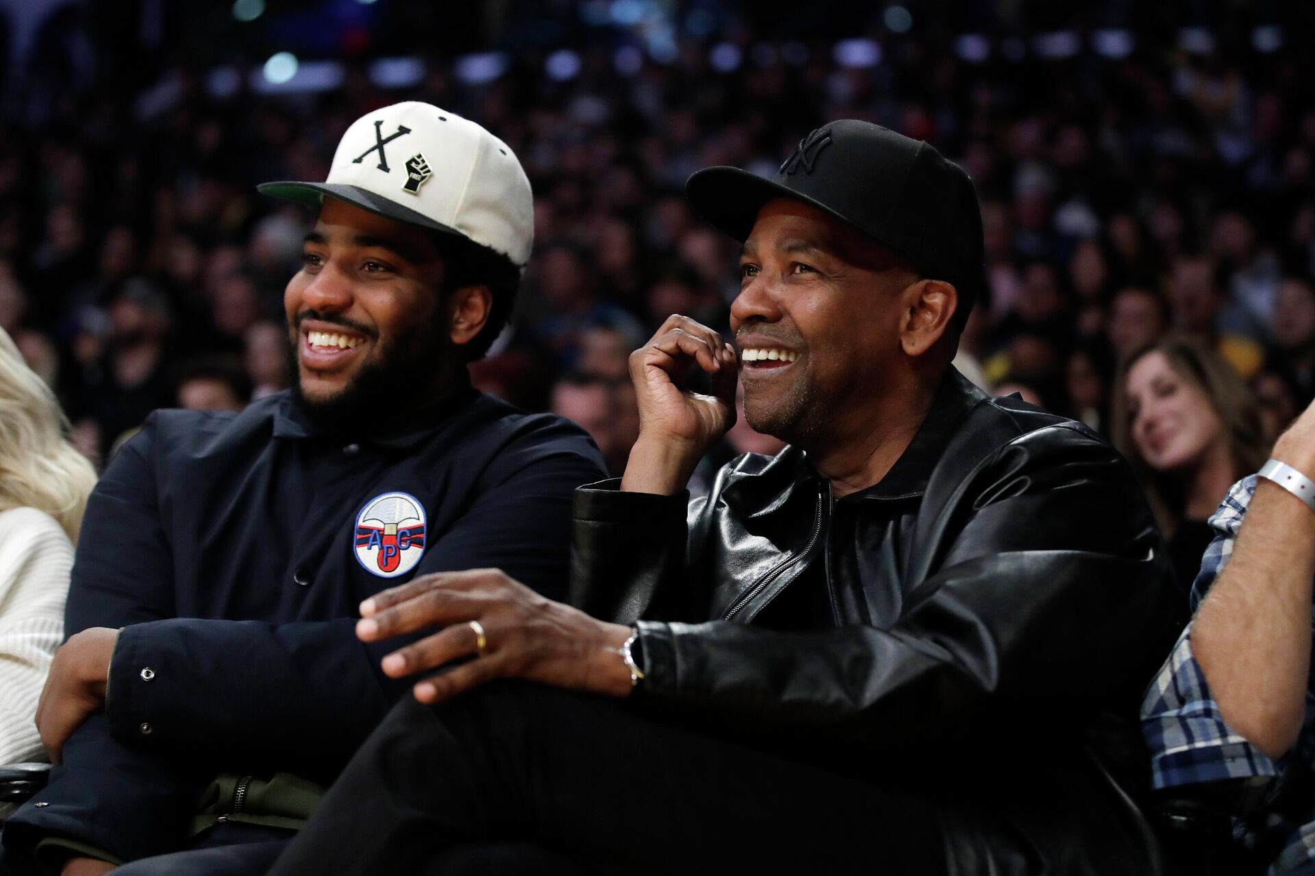 Дензел Вашингтон и его сын Малкольм во время баскетбольного матча НБА между Лейкерс и Даллас Дензел Вашингтон и его сын Малкольм во время баскетбольного матча НБА между Лейкерс и Даллас - РИА Новости, 1920, 28.10.2025