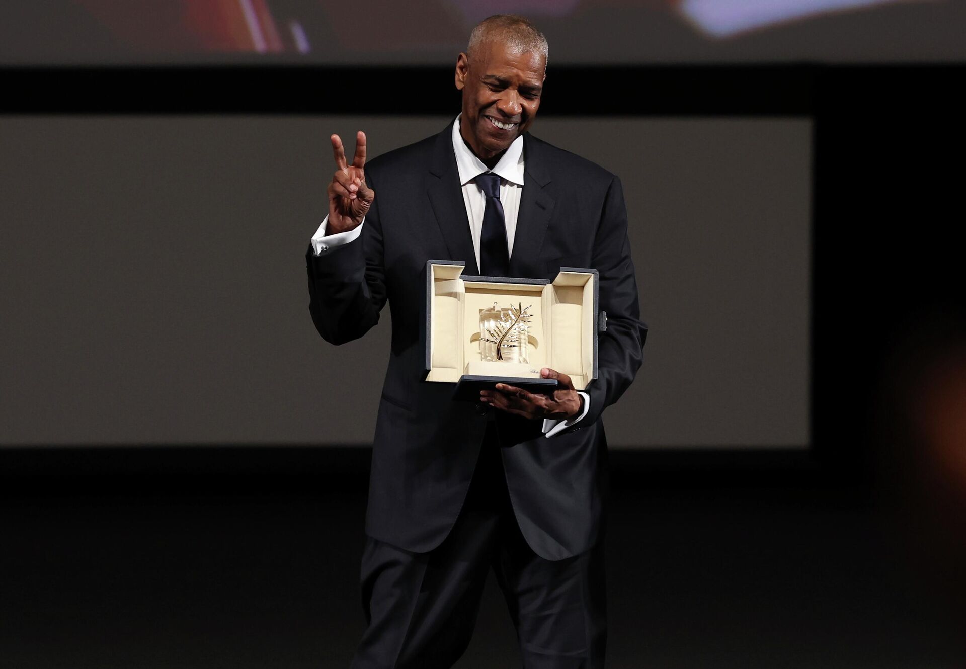 Дензел Вашингтон во время церемонии вручения почетной Золотой пальмовой ветви на 78-м Каннском кинофестивале Дензел Вашингтон во время церемонии вручения почетной Золотой пальмовой ветви на 78-м Каннском кинофестивале - РИА Новости, 1920, 28.10.2025