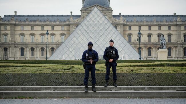 Полицейские в Лувре после кражи