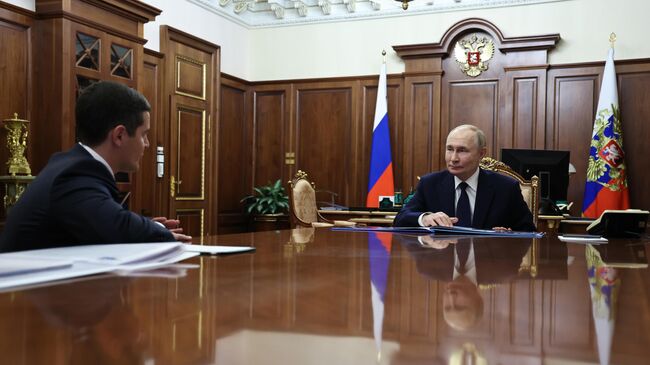 Президент РФ Владимир Путин и губернатор Ямало-Ненецкого автономного округа Дмитрий Артюхов во время встречи Президент РФ Владимир Путин и губернатор Ямало-Ненецкого автономного округа Дмитрий Артюхов во время встречи