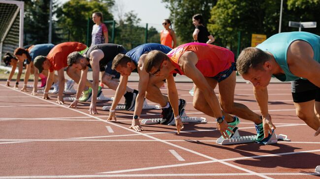 Спортсмены готовятся к старту забега