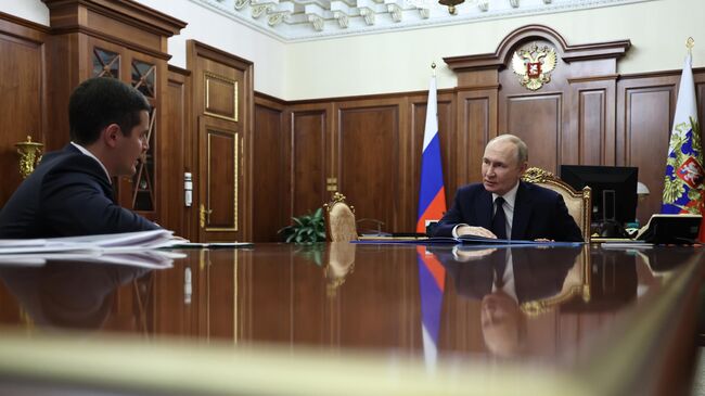 Президент РФ Владимир Путин и губернатор Ямало-Ненецкого автономного округа Дмитрий Артюхов во время встречи Президент РФ Владимир Путин и губернатор Ямало-Ненецкого автономного округа Дмитрий Артюхов во время встречи