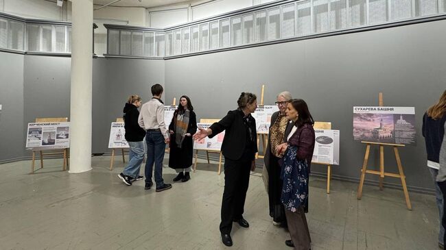 Посетители выставки Сохранившиеся и утраченные шедевры архитектуры в рамках проекта Обогнавшие время. Галерея ВХУТЕМАС при Московском архитектурном институте.  Посетители выставки Сохранившиеся и утраченные шедевры архитектуры в рамках проекта Обогнавшие время. Галерея ВХУТЕМАС при Московском архитектурном институте.