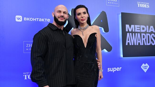 Оксана Самойлова и рэп-исполнитель Джиган Оксана Самойлова и рэп-исполнитель Джиган