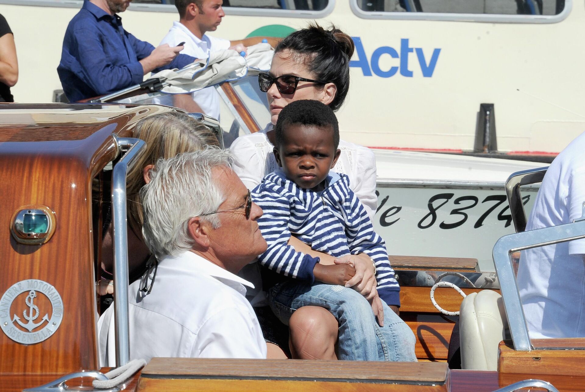 Актриса Сандра Буллок с сыном Луис Бардо Буллок во время 70-го Венецианского кинофестиваля, 2013 год Актриса Сандра Буллок с сыном Луис Бардо Буллок во время 70-го Венецианского кинофестиваля, 2013 год - РИА Новости, 1920, 28.10.2025