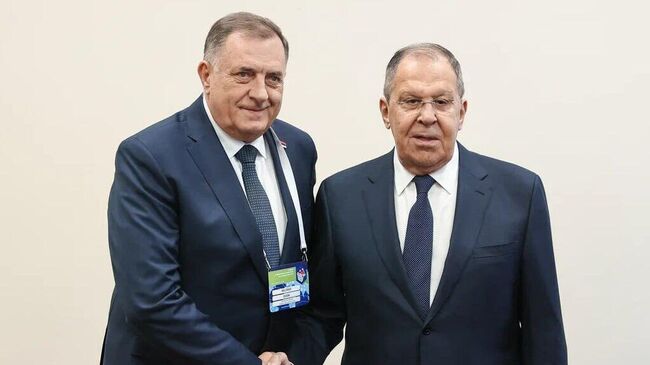 Министр иностранных дел России Сергей Лавров проводит встречу с лидером боснийских сербов Милорадом Додиком на полях III Минской международной конференции по евразийской безопасности. 28 октября 2025