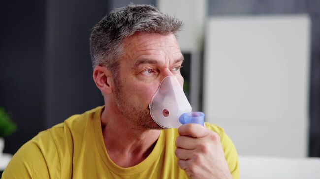 Мужчина использует кислородную маску