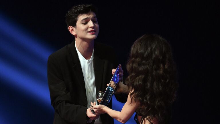 Певец Akmal' (Акмаль Ходжаниязов), победивший в номинации Лучшее лирическое видео с клипом Раневская, на церемонии вручения ХХ национальной телевизионной премии в области популярной музыки МУЗ-ТВ 2025