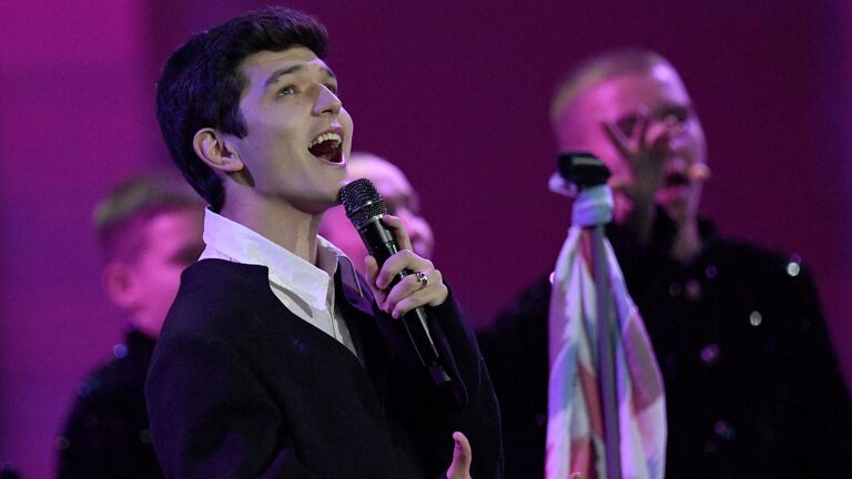 Певец Akmal' (Акмаль Ходжаниязов) выступает на гала-концерте Х Всероссийского фестиваля-конкурса Имена России, приуроченном к 95-летнему юбилею композитора Александры Пахмутовой в Государственном Кремлевском Дворце в Москве