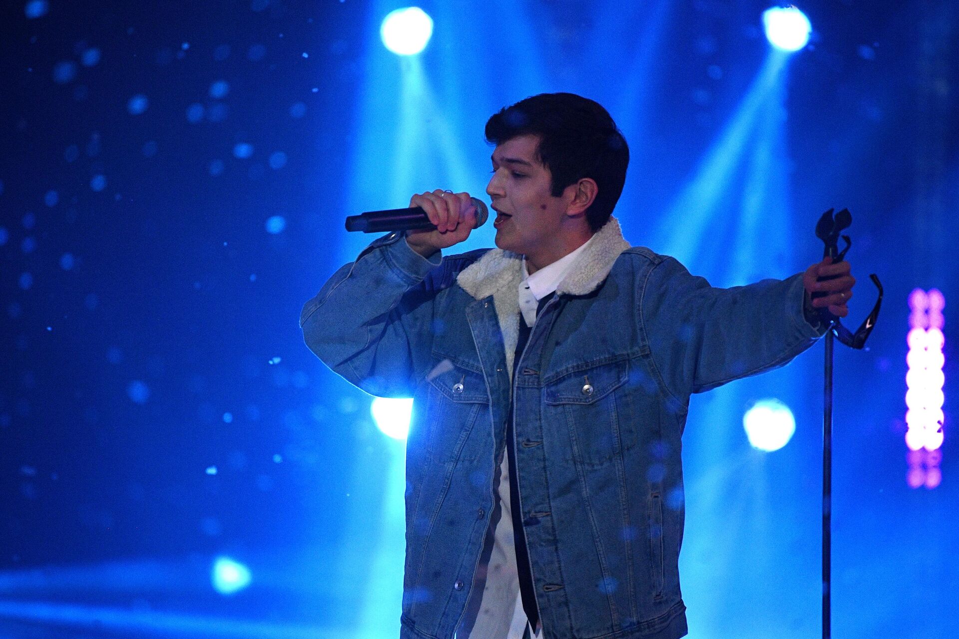 Певец Akmal' (Акмаль Ходжаниязов) выступает на новогоднем концерте Жара в Crocus City Hall в Москве - РИА Новости, 1920, 28.10.2025