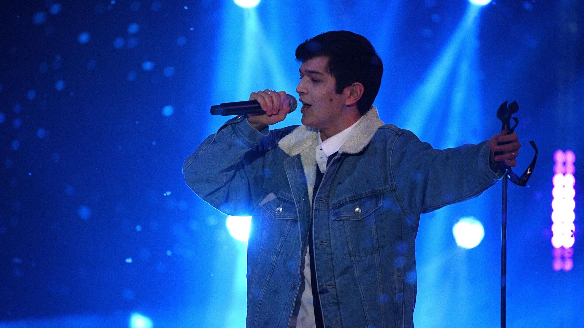 Певец Akmal' (Акмаль Ходжаниязов) выступает на новогоднем концерте Жара в Crocus City Hall в Москве - РИА Новости, 1920, 03.11.2025