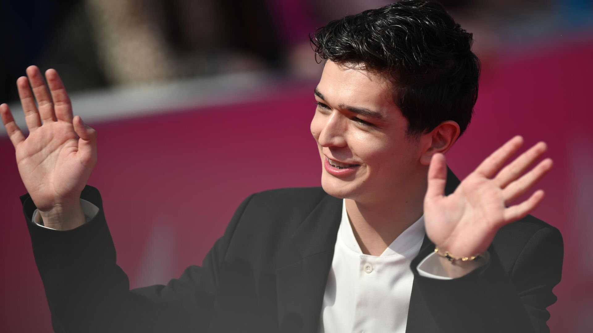 Певец Akmal' (Акмаль Ходжаниязов) на красной дорожке перед церемонией вручения ХХ национальной телевизионной премии в области популярной музыки МУЗ-ТВ 2025. Легенда в комплексе Live Арена в Москве - РИА Новости, 1920, 29.10.2025