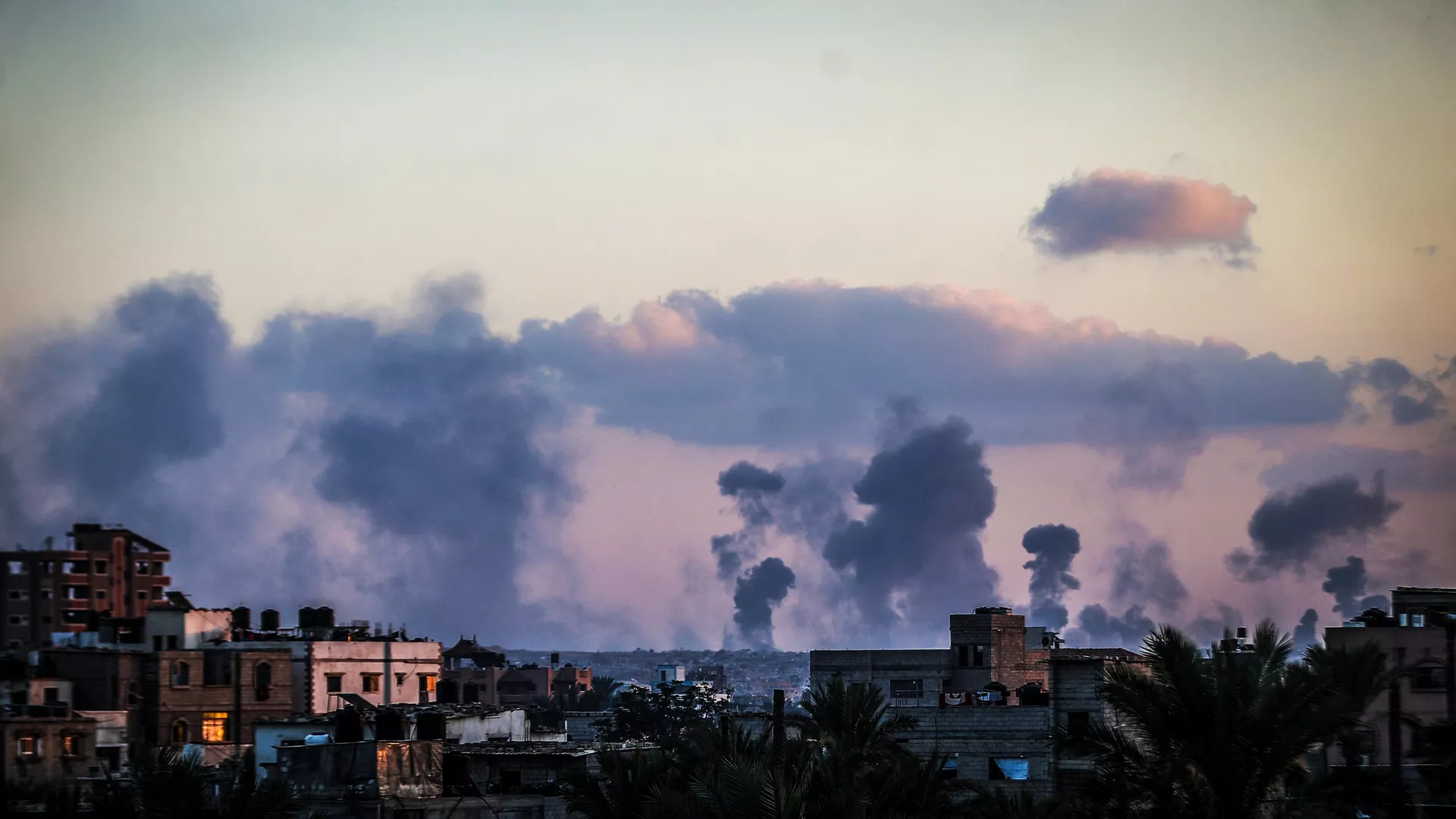 Дым над Газой после израильского авиаудара - РИА Новости, 1920, 28.10.2025