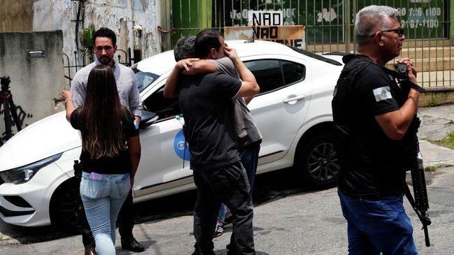 Полицейские возле больницы, куда доставили коллегу, получившего ранение в ходе операции в Рио-де-Жанейро. 28 октября 2025