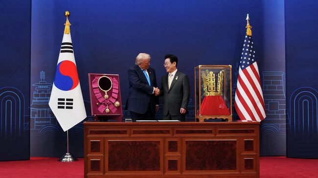 Президент США Дональд Трамп принимает Большой орден мугунхва и копию знаменитой золотой короны периода Силла, врученные ему президентом Южной Кореи Ли Джэ Мёном Президент США Дональд Трамп принимает Большой орден мугунхва и копию знаменитой золотой короны периода Силла, врученные ему президентом Южной Кореи Ли Джэ Мёном