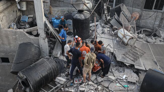 Поисково-спасательные работы на месте израильского удара по центральной части сектора Газа. 28 октября 2025 года