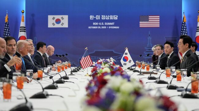 Дональд Трамп и Ли Чжэ Мён проводят встречу в Кёнджу, Южная Корея Дональд Трамп и Ли Чжэ Мён проводят встречу в Кёнджу, Южная Корея