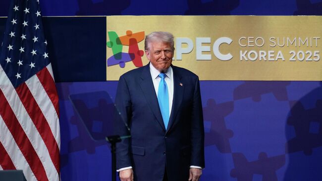 Президент США Дональд Трамп на саммите руководителей стран Азиатско -Тихоокеанского экономического сотрудничества (АТЭС) в Кёнджу, Южная Корея