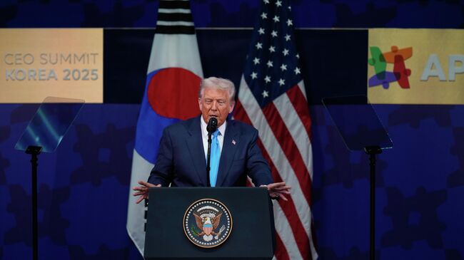 Президент США Дональд Трамп выступает на саммите руководителей стран Азиатско -Тихоокеанского экономического сотрудничества (АТЭС) в Кёнджу, Южная Корея Президент США Дональд Трамп выступает на саммите руководителей стран Азиатско -Тихоокеанского экономического сотрудничества (АТЭС) в Кёнджу, Южная Корея