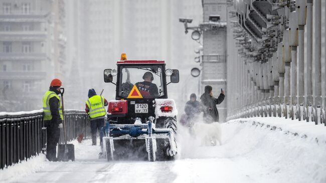 Ликвидация последствий снегопада в Москве