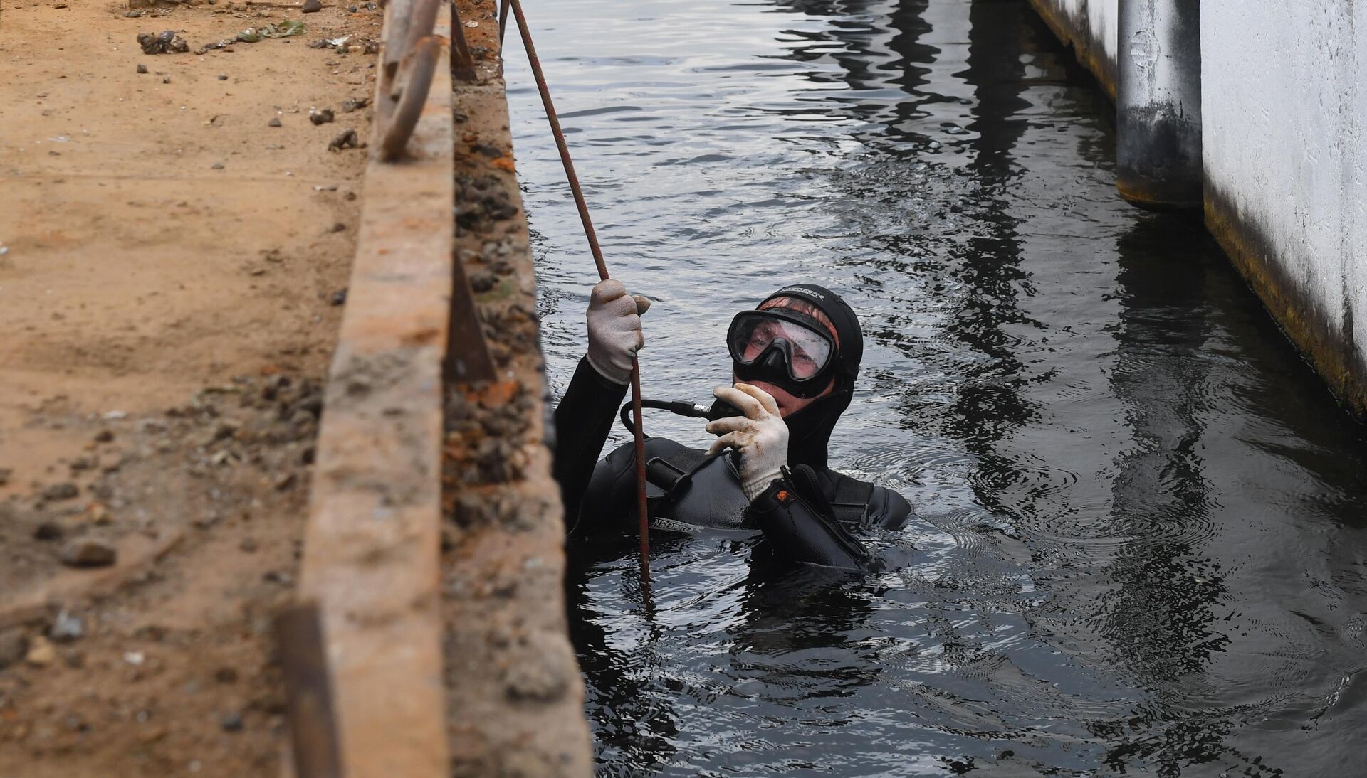 Водолаз перед погружением для работы по очистке от мусора дна причалов Северного речного вокзала на берегу Химкинского водохранилища в Москве - РИА Новости, 1920, 29.10.2025