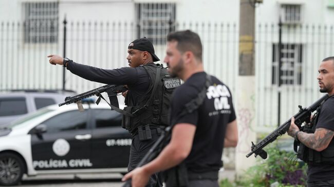 Полицейская операция против банды Comando Vermelho в северной части Рио-де-Жанейро