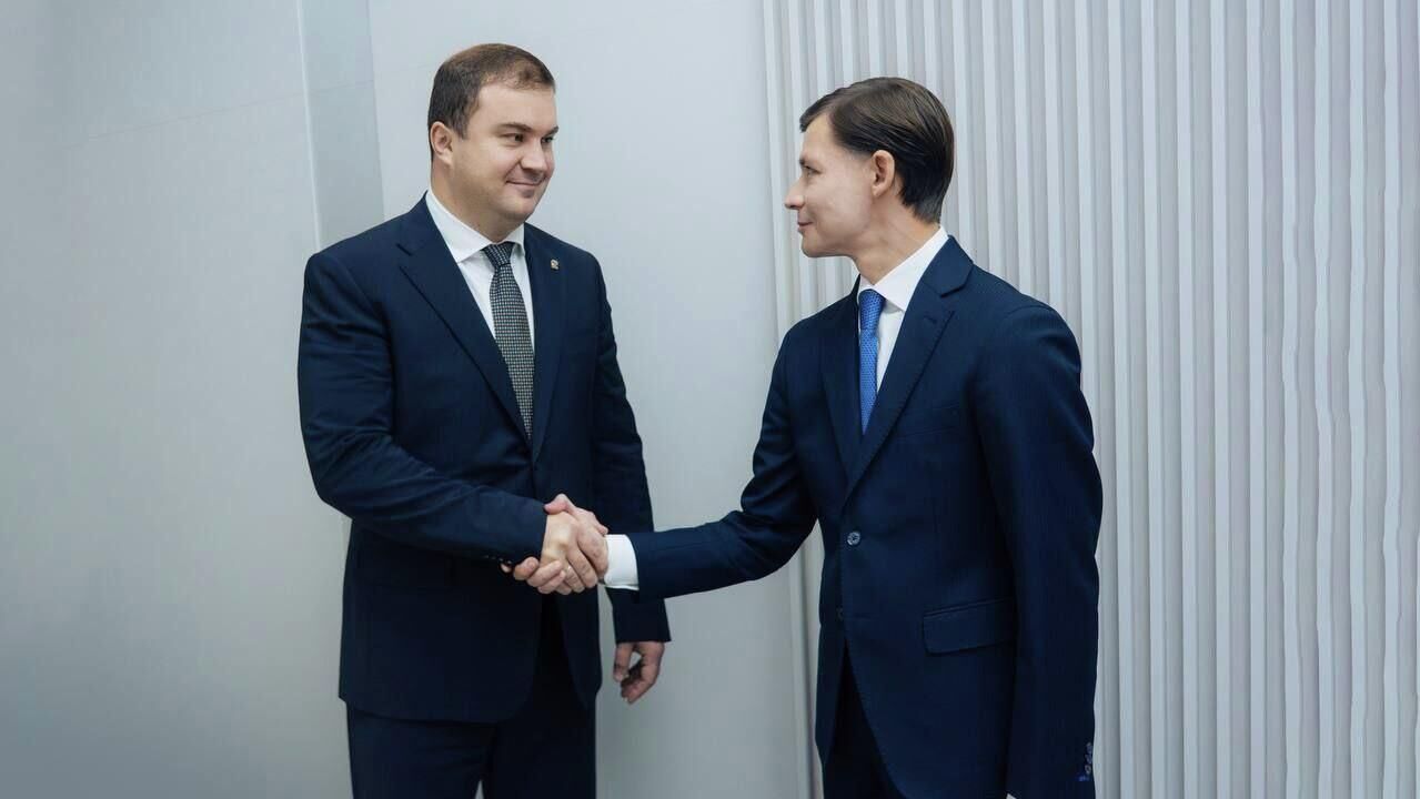 Губернатор Омской области Виталий Хоценко и генеральный директор Фонда развития территорий Василий Купызин во время встречи - РИА Новости, 1920, 28.10.2025
