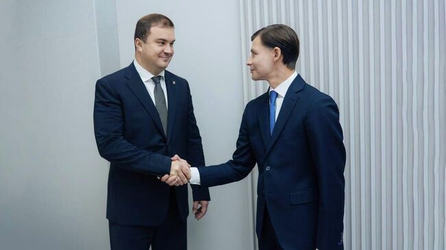 Губернатор Омской области Виталий Хоценко и генеральный директор Фонда развития территорий Василий Купызин во время встречи Губернатор Омской области Виталий Хоценко и генеральный директор Фонда развития территорий Василий Купызин во время встречи