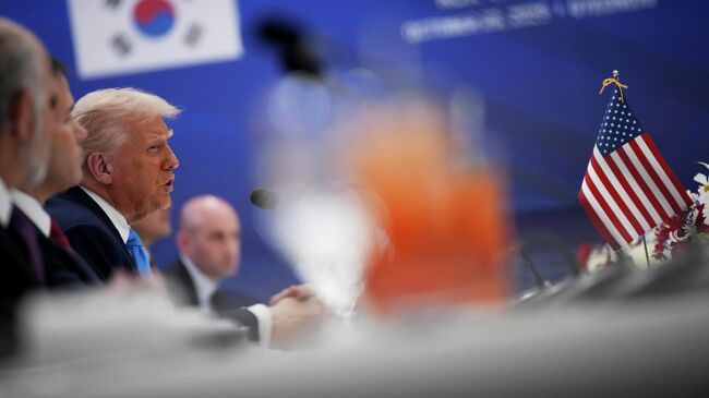 Президент США Дональд Трамп во время двустороннего обеда с президентом Южной Кореи Ли Чжэ Мёном в Кёнчжу. 29 октября 2025 Президент США Дональд Трамп во время двустороннего обеда с президентом Южной Кореи Ли Чжэ Мёном в Кёнчжу. 29 октября 2025