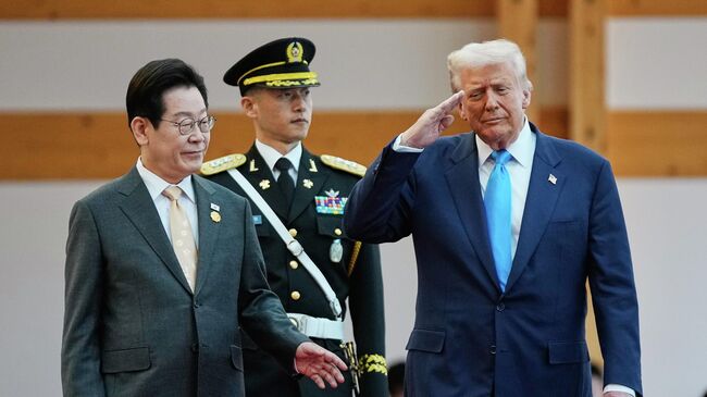 Президент США Дональд Трамп и президент Южной Кореи Ли Чжэ Мён во время встречи в Кёнчжу. 29 октября 2025 Президент США Дональд Трамп и президент Южной Кореи Ли Чжэ Мён во время встречи в Кёнчжу. 29 октября 2025