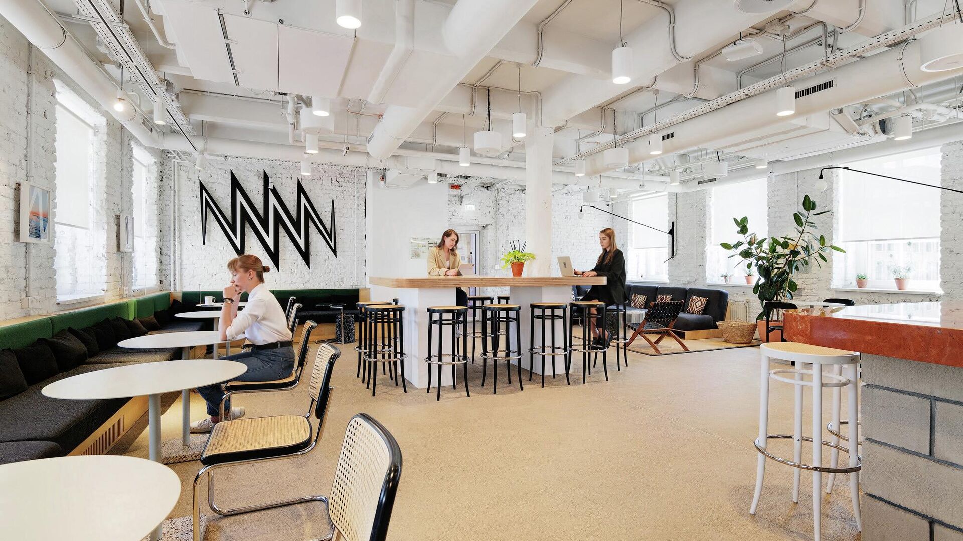 Гибкий офис Space 1 Jet Красная роза в Хамовниках в центре Москвы - РИА Новости, 1920, 29.10.2025