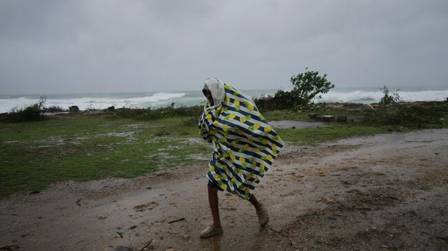 Мужчина во время приближения урагана Мелисса к побережью Кубы. 28 октября 2025