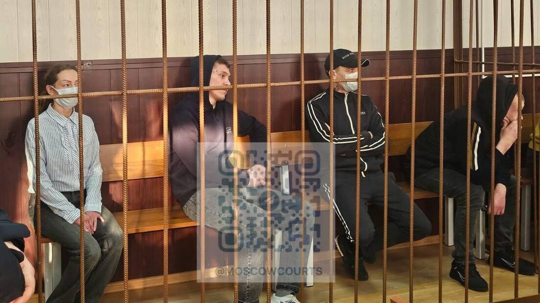 Фигуранты по делу о мошенничестве в отношении Ларисы Долиной в Таганском суде Москвы - РИА Новости, 1920, 21.11.2025