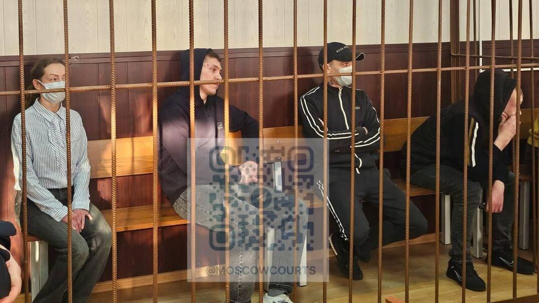 Фигуранты по делу о мошенничестве в отношении Ларисы Долиной — Анжела Цырульникова, Дмитрий Леонтьев, Андрей Основ и Артур Каменецкий — в Таганском суде Москвы - РИА Новости, 1920, 29.10.2025