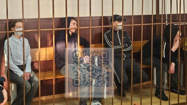 Фигуранты по делу о мошенничестве в отношении Ларисы Долиной — Анжела Цырульникова, Дмитрий Леонтьев, Андрей Основ и Артур Каменецкий — в Таганском суде Москвы Фигуранты по делу о мошенничестве в отношении Ларисы Долиной — Анжела Цырульникова, Дмитрий Леонтьев, Андрей Основ и Артур Каменецкий — в Таганском суде Москвы