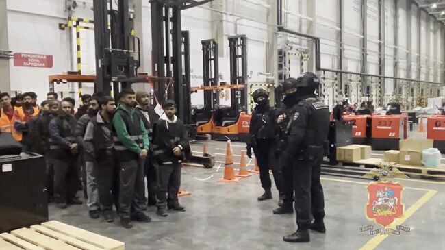 Рейд по выявлению нелегальных мигрантов на складах в деревне Коледино