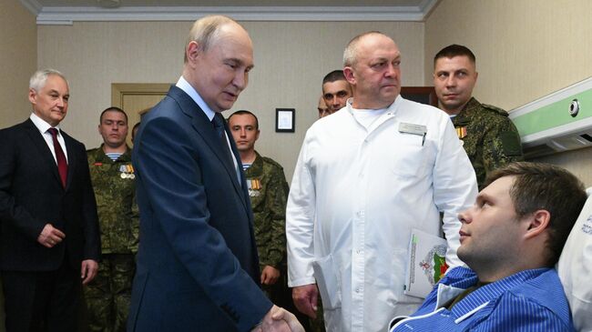 Президент России Владимир Путин во время посещения Центрального военного клинического госпиталя имени П. В. Мандрыка