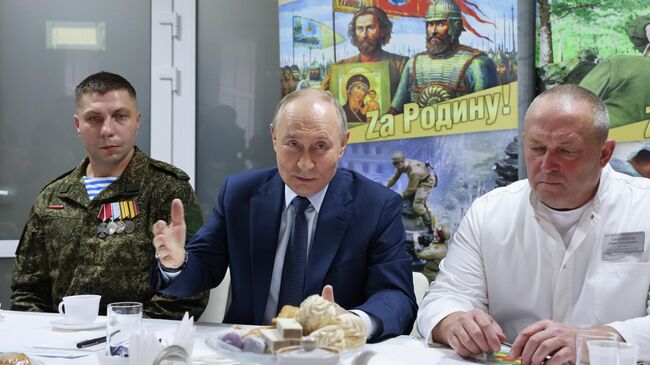 Президент РФ Владимир Путин во время посещения Центрального военного клинического госпиталя имени П. В. Мандрыка