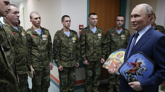 Президент РФ Владимир Путин во время посещения Центрального военного клинического госпиталя имени П. В. Мандрыка. 29 октября 2025