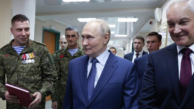 Президент РФ Владимир Путин во время посещения Центрального военного клинического госпиталя имени П. В. Мандрыка. 29 октября 2025