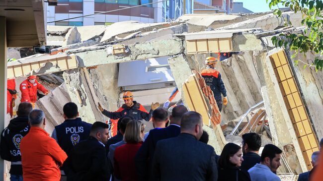 Спасатели на месте обрушения шестиэтажного здания в Гебзе, Турция. 29 октября 2025