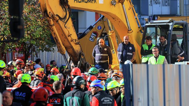 Спасатели на месте обрушения шестиэтажного здания в Гебзе, Турция. 29 октября 2025