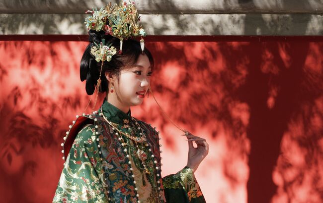 Девушка в национальном костюме на улице в Пекине Девушка в национальном костюме на улице в Пекине