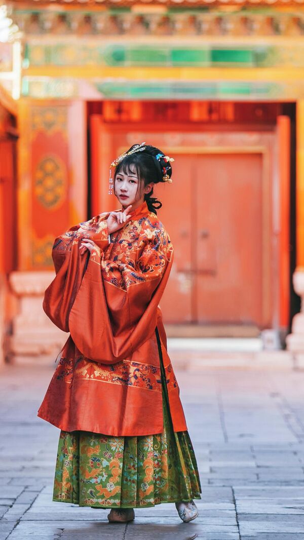 Девушка в национальном костюме в Пекине Девушка в национальном костюме в Пекине