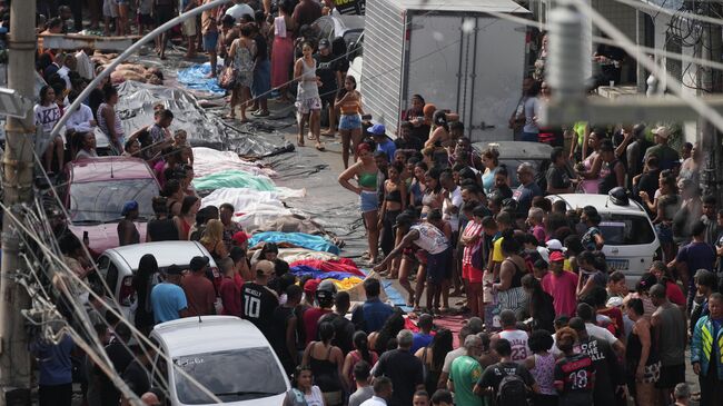 Жители северной части Рио-де-Жанейро вынесли тела погибших в результате полицейской операции на площадь Сан-Лукас. 29 октября 2025