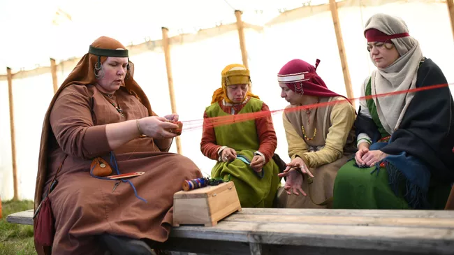 Девушки в поселении на Куликовом поле