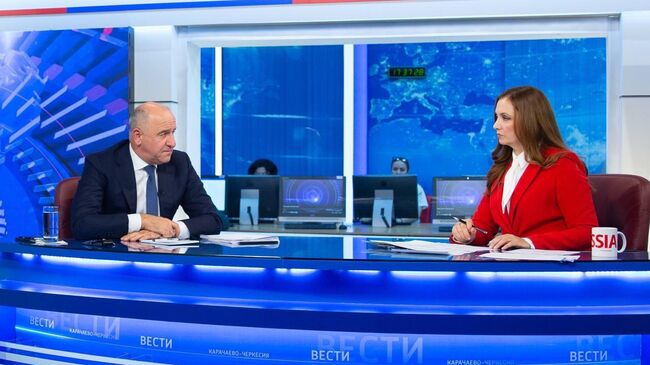 Глава Карачаево-Черкесии Рашид Темрезов во время прямой линии Глава Карачаево-Черкесии Рашид Темрезов во время прямой линии