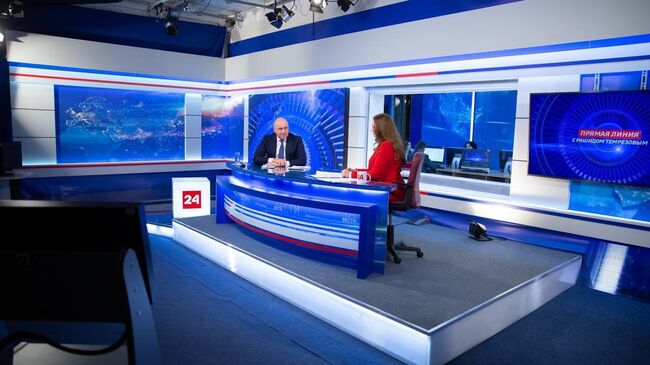 Глава Карачаево-Черкесии Рашид Темрезов во время прямой линии Глава Карачаево-Черкесии Рашид Темрезов во время прямой линии